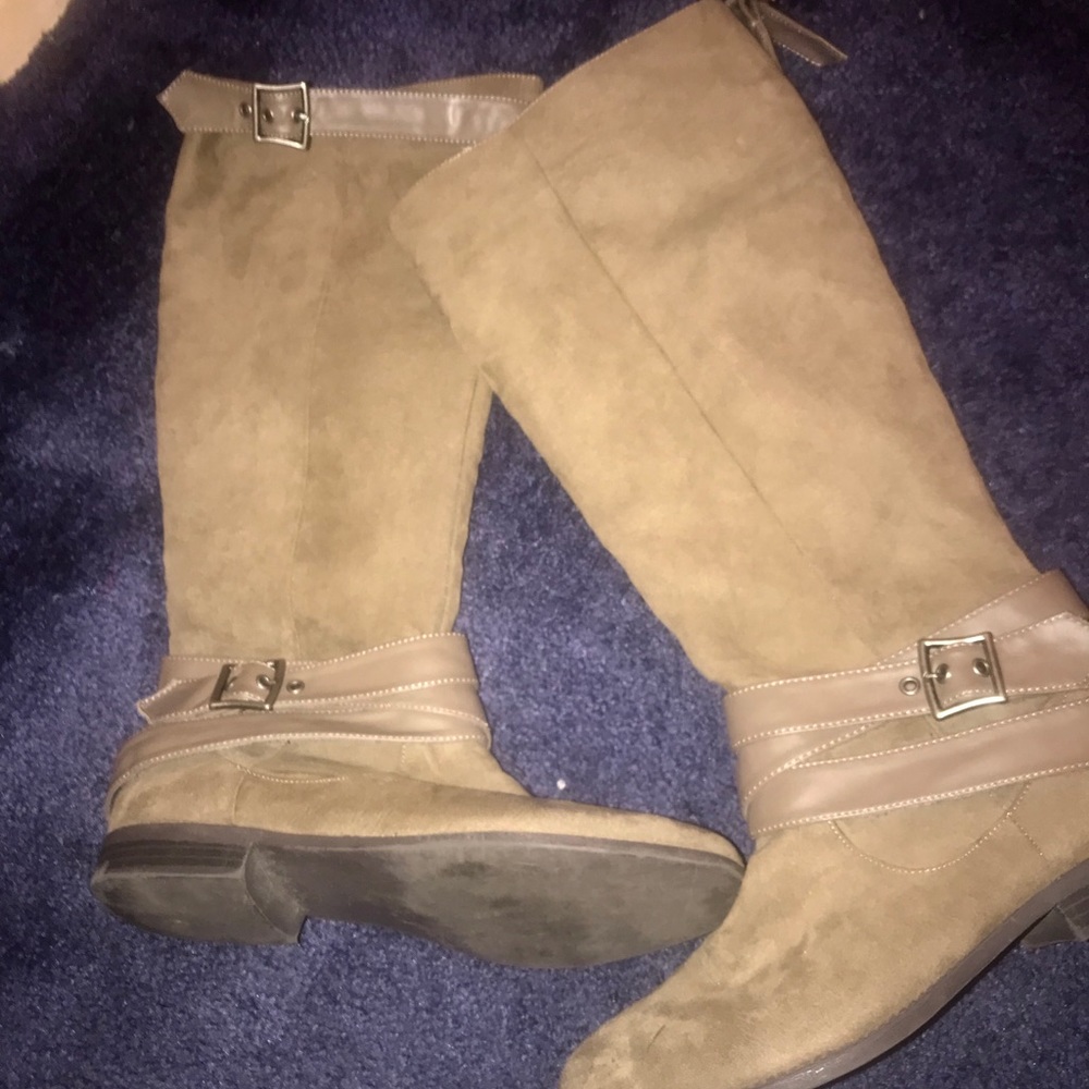 Buckle suede boots